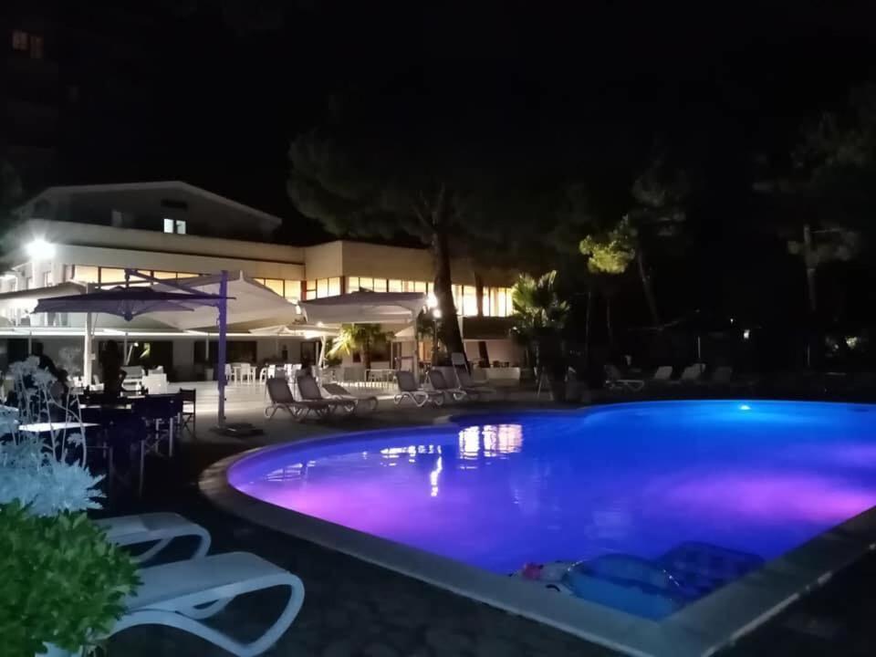 Hotel Perrozzi Васто Екстер'єр фото